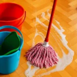 Oubliez la Javel et l’ammoniaque : cette astuce naturelle rend vos sols plus brillants que jamais