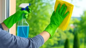 « Je n'ai plus aucune trace sur mes vitres ! » : Voici 7 astuces (très) efficaces que personne ne connait !