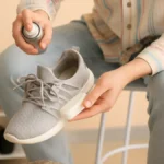 Marre des chaussures qui puent ? Ce spray maison va régler le problème en 1 jour