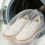 Ce simple geste avant la machine à laver change tout : vos baskets en ressortent comme neuves, peu importe la matière