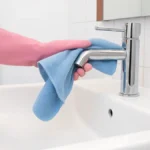 Vous lavez vos microfibres comme ça ? Voici pourquoi c’est une erreur qui laisse des résidus de savon