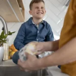 La recette de savon vaisselle solide au bicarbonate que les adeptes du zéro déchet s’arrachent