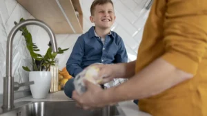 La recette de savon vaisselle solide au bicarbonate que les adeptes du zéro déchet s’arrachent
