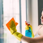 Ce petit geste change tout : l’astuce méconnue pour des vitres sans traces, testée et approuvée par les pros