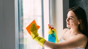 Ce petit geste change tout : l’astuce méconnue pour des vitres sans traces, testée et approuvée par les pros