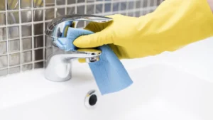 Ce que j’aurais aimé savoir avant d’acheter ces produits ménagers : ils aggravent la saleté sans qu’on le voie