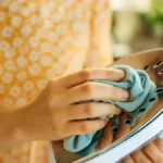Ce petit détail ignoré sur votre fer à repasser peut ruiner vos vêtements à chaque utilisation sans que vous le sachiez