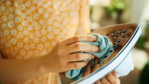 Ce petit détail ignoré sur votre fer à repasser peut ruiner vos vêtements à chaque utilisation sans que vous le sachiez